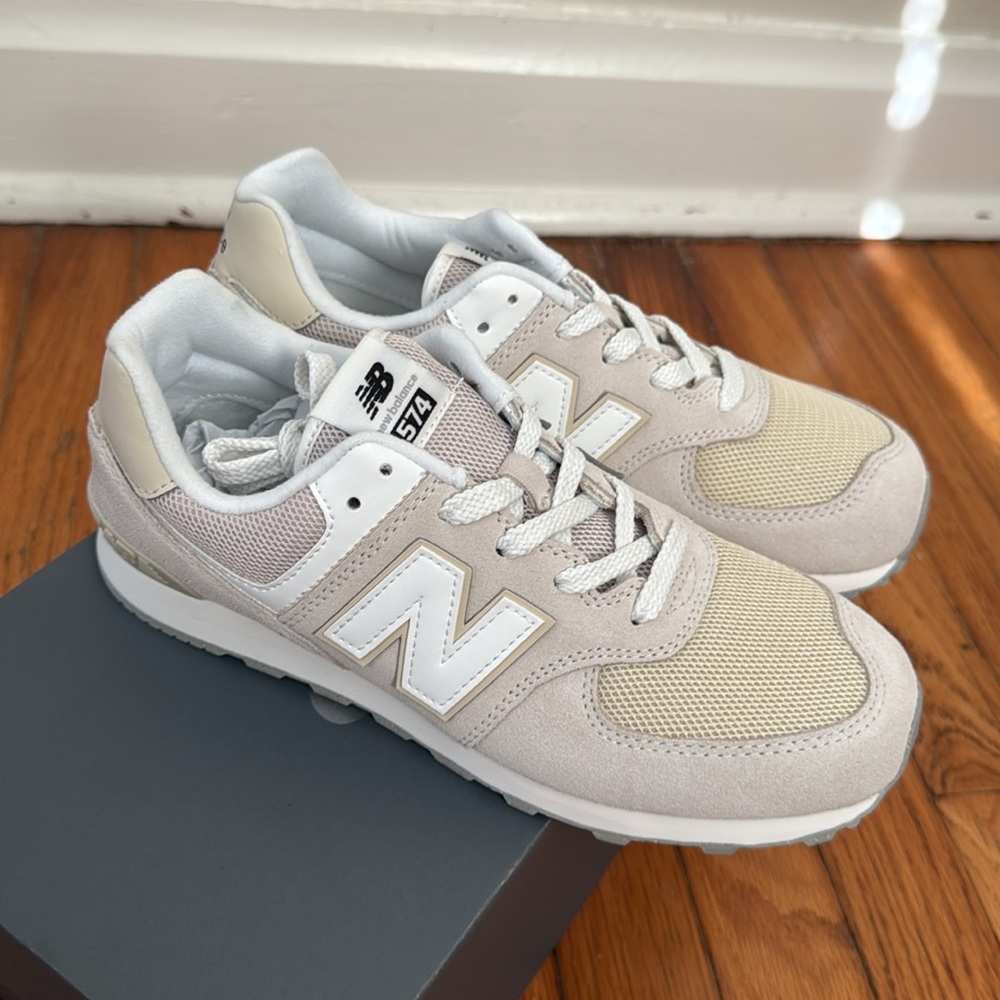 NWT New Balance 574 Cream and Gray Sneakers 8 - Picture 3 of 9